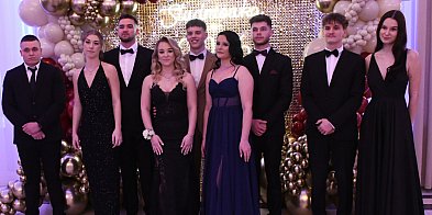 Polonez i wielkie emocje. Studniówka Kolejówki (FOTO)