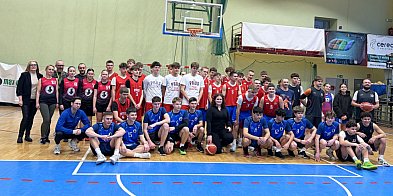 Koszykówka z sercem- młodzież siedleckich szkół pokazała, że empatia ma znaczenie