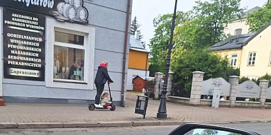 Hulajnoga elektryczna i 4–5-letnie dziecko bez kasku