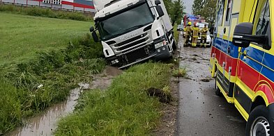 Pijany kierowca ciężarówki wjechał do rowu