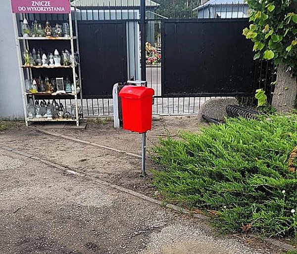 Widzisz taki pojemnik na cmentarzu. Oto, do czego służy-52645