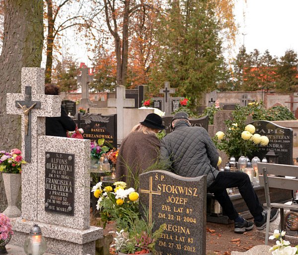 Savoir-vivre na 1 listopada. Jak się zachować podczas wizyty na cmentarzu?-52818