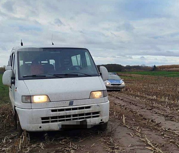 Pościg policji. Kierowca bez prawa jazdy.-52832