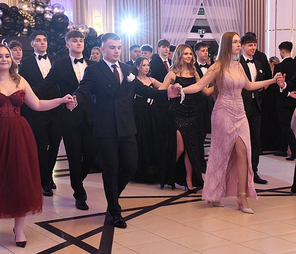 Od walca do poloneza. Wyjątkowa studniówka IV LO (FOTORELACJA)