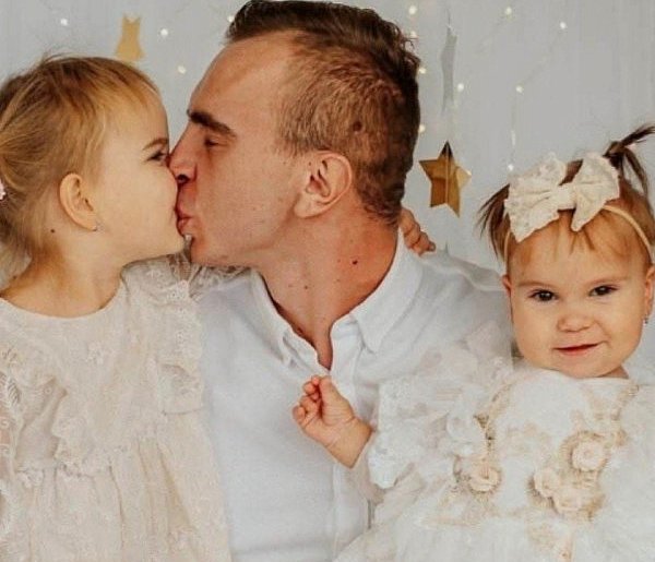 Jeden cios zatrzymał życie młodego taty. Karol walczy o powrót do domu