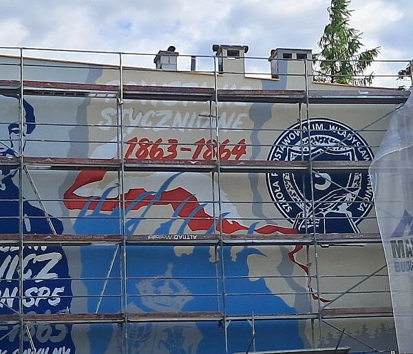 Mural Władysława Rawicza wraca na ścianę SP nr 5 w Siedlcach