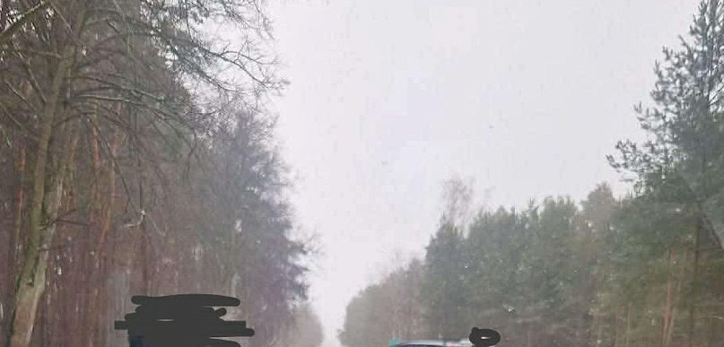 Czołowe zderzenie na DW803. Cztery osoby ranne, droga całkowicie zablokowana