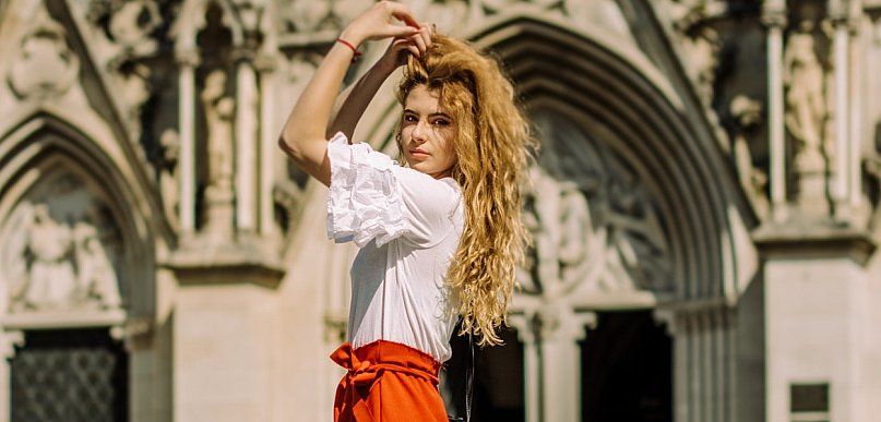 Bluzki damskie z długim rękawem czy bluzki damskie z krótkim rękawem