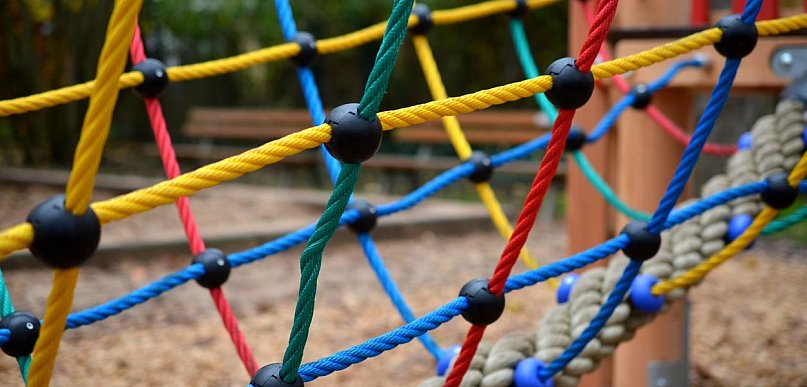 Bezpieczny obiekt rekreacyjny dla dzieci – jak zadbać o zgodność z przepisami i un