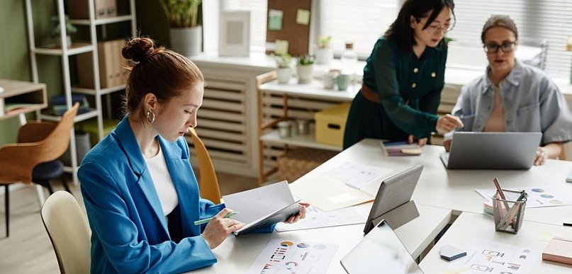 Studia podyplomowe a zmiana branży – jak skutecznie przejść do nowego sektora?