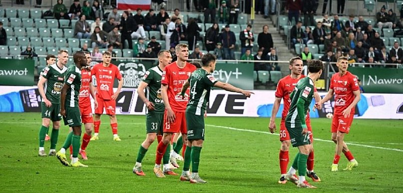 Śląsk minimalnie pokonuje Pogoń