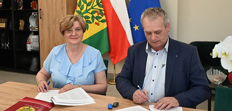 Gmina Wiśniew: Na świetlicę i drogi