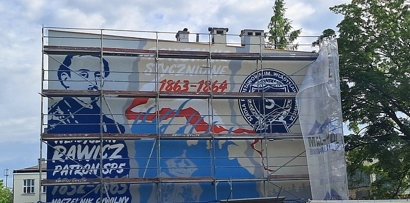 Mural Władysława Rawicza wraca na ścianę SP nr 5 w Siedlcach