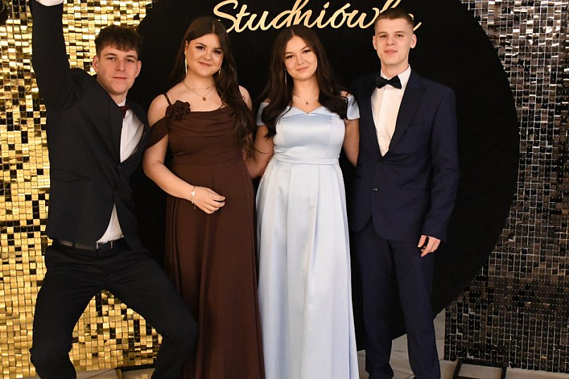 Sto dni do matury. Studniówka wzruszeń w  ,,Budowlance"