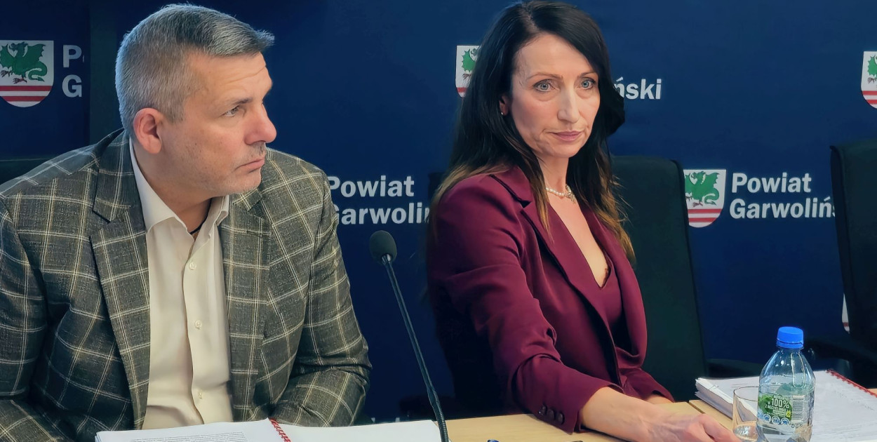 Wicestarosta Mirosław Walicki i starosta Iwona Kurowska