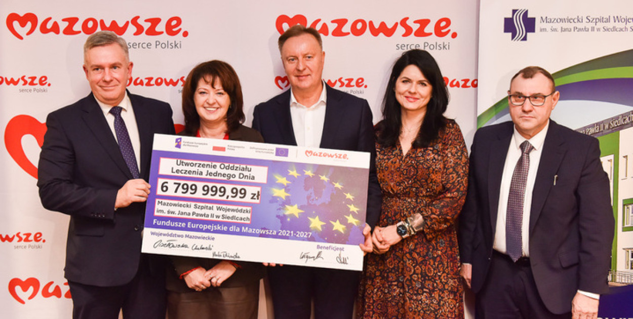 Po podpisaniu umowy. Fot. Tomasz Słupski