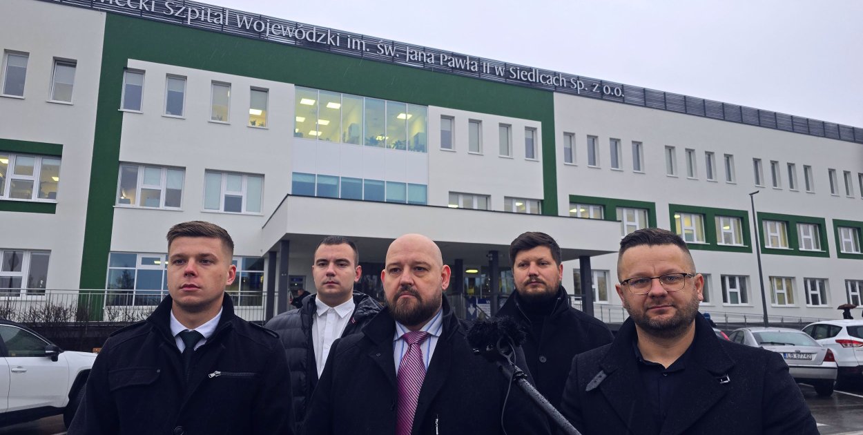 Działacze Konfederacji przed szpitalem wojewódzkim