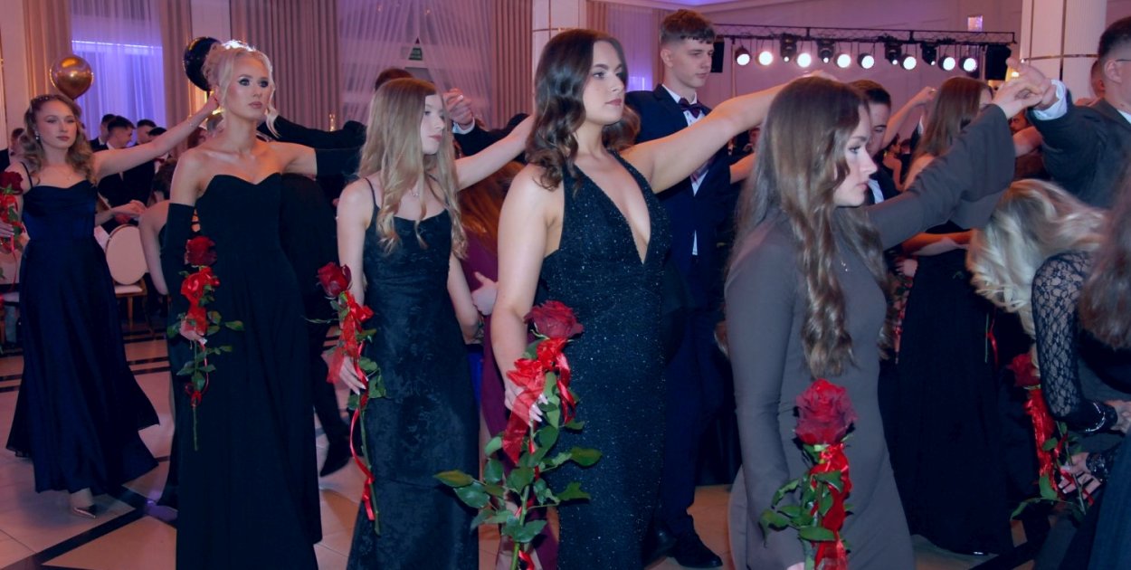 Bal maturzystów siedleckiego "Elektryka" zaczął się tradycyjnie polonezem.