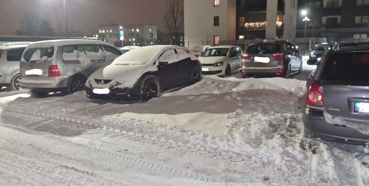 Lokatorzy budynków STBS skarżą się na nieodśnieżone parkingi. Fot. Czytelnik