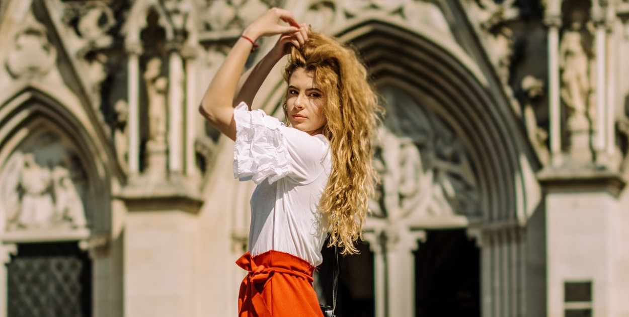 Bluzki damskie z długim rękawem czy bluzki damskie z krótkim rękawem