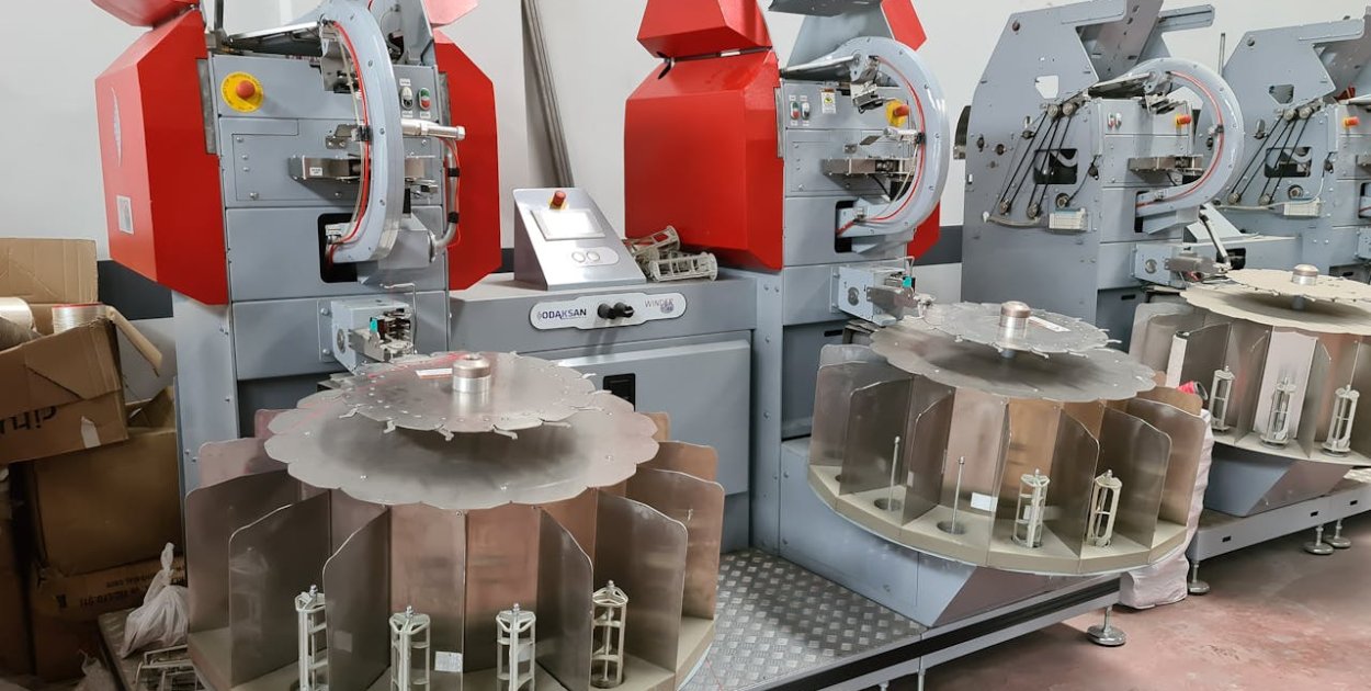 Jak działają pionowe maszyny pakujące?