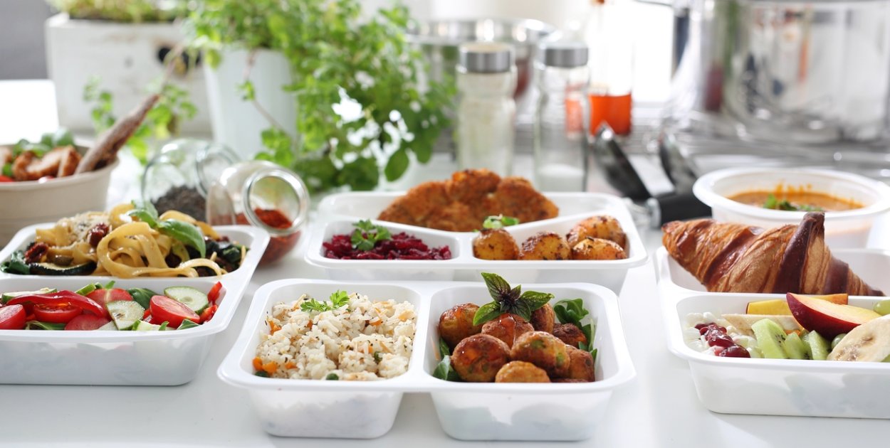 Catering na 2 tygodnie czy 3 miesiące – kiedy opłaca się zamawiać na dłużej?