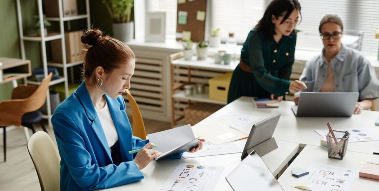 Studia podyplomowe a zmiana branży – jak skutecznie przejść do nowego sektora?