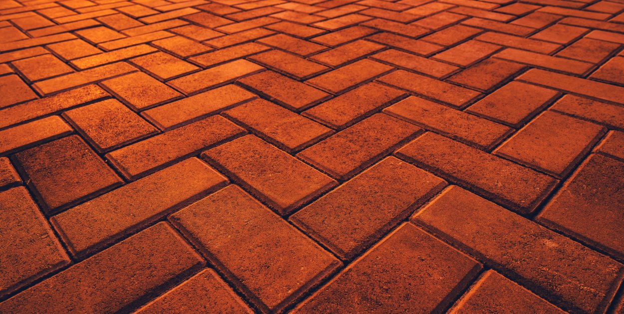 Błędy przy układaniu kostki brukowej – jak ich unikać już na etapie planowania?